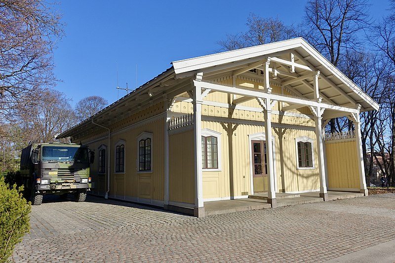 File:Hans Majestet Kongens Garde (Royal Guards) Scania 93M 250 Military van Det kongelige slottet (Royal Palace) Oslo Norway 2020-02-26 Vakthus Slottsplassen etc 04401.jpg