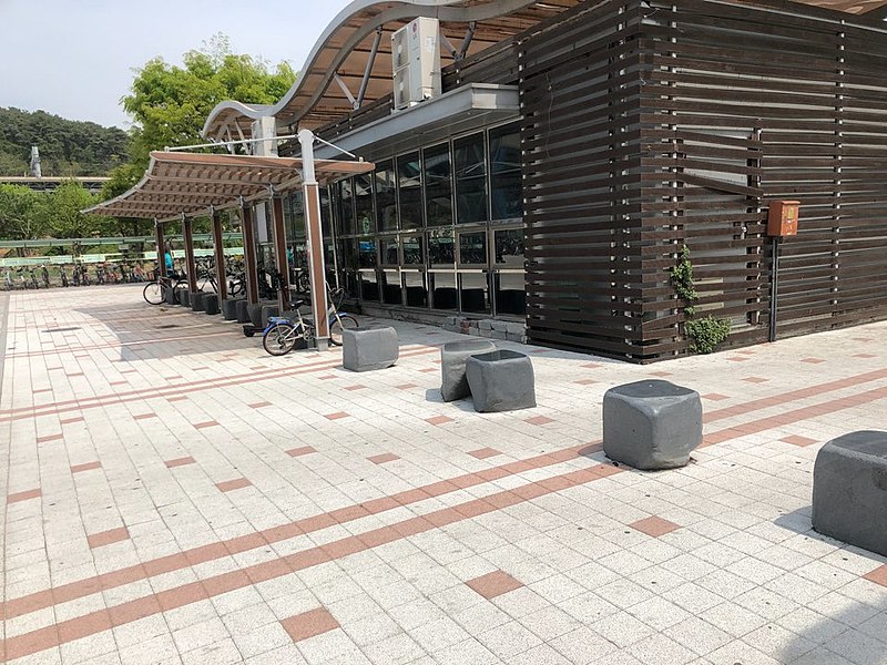 File:Hanyang Univ station plaza "Art-cycle" 20180426.jpg