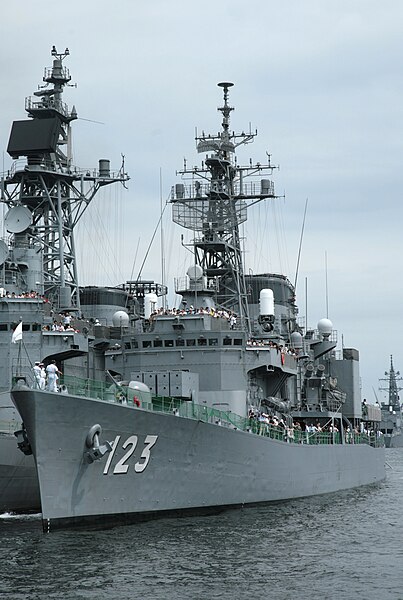 File:Hatsuyuki class destroyer DD123.jpg