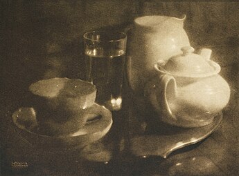 Heinrich Kühn, Nature morte au thé, 3e version (1908), photogravure.