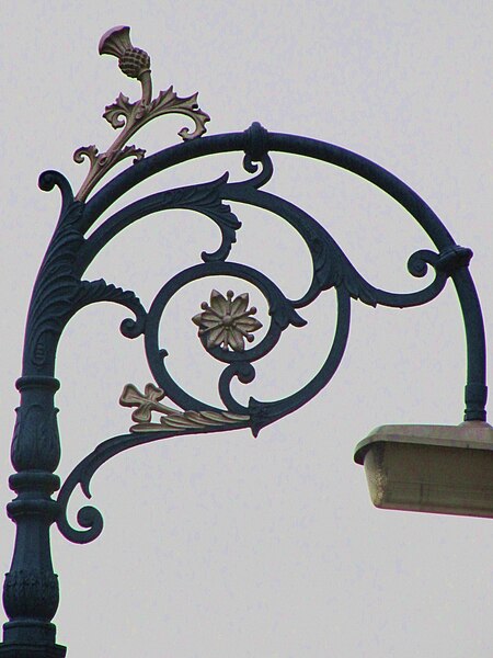 File:Henderson Street lamp head detail.jpg