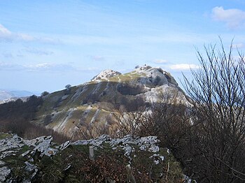 English: The summit of Hernio in the distance ...