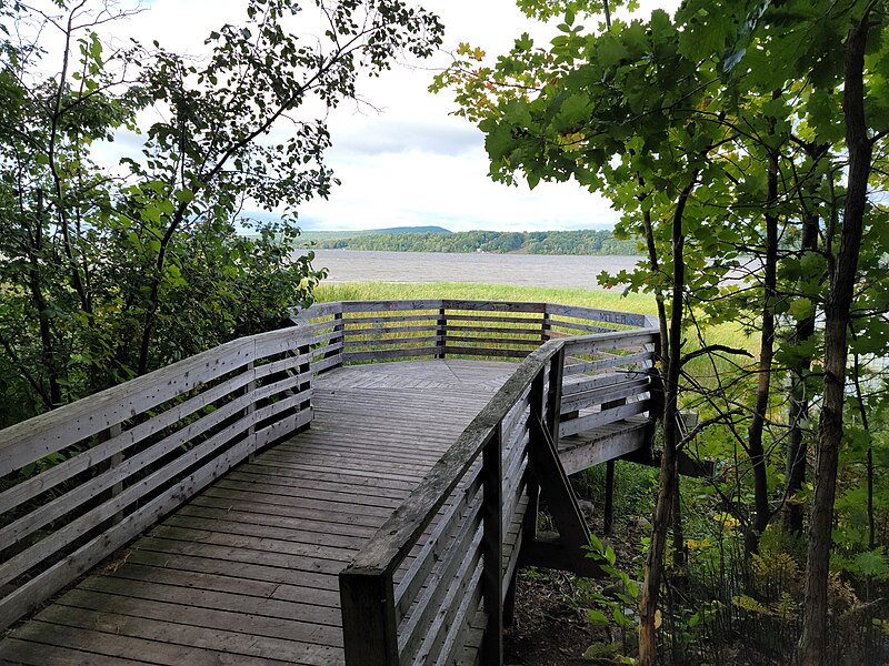 File:Hudson (Québec)-Lac Deux-Montagnes-2022-09-22.jpg