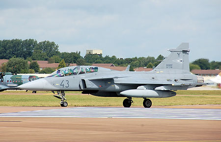 ไฟล์:Hungarian_air_force_saab_jas39d_gripen_arp.jpg