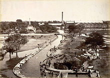 Photographie sépia de bâtiments autour du canal d'eau