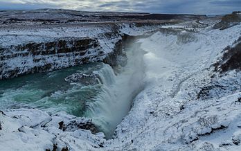 La cascâda Gullfoss sus la Hvítá, yon des três endrêts du Cèrcllo d’or islandês. (veré dèfenicion 5 054 × 3 159*)