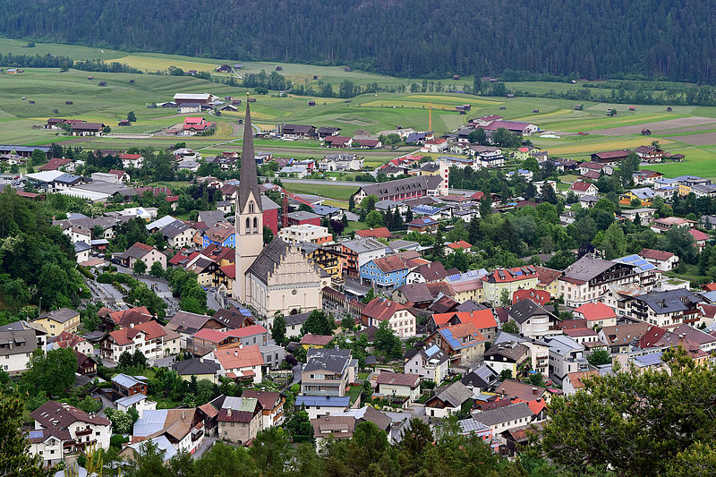 File:Imst - Oberstadt mit Pfarrkirche Mariä Himmelfahrt.jpg