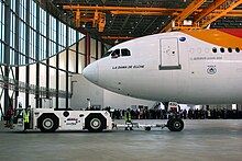 Airbus A340-300 de Iberia entrando en las instalaciones de Iberia Maintenance en el Aeropuerto de Barcelona.