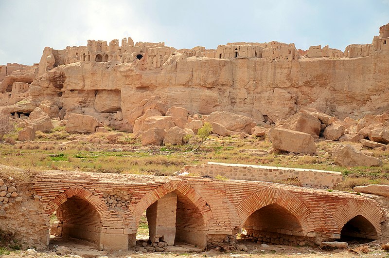 File:Izadkhast - Old bridge ^ historical town - panoramio.jpg