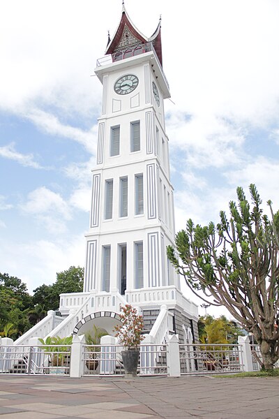 File:Jam Gadang in 2011.jpg