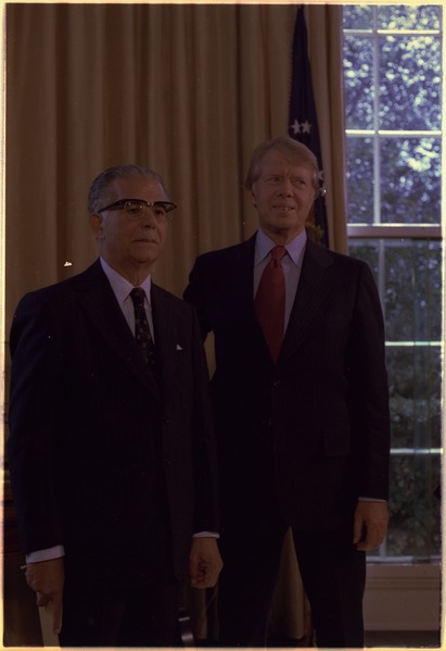 File:Jimmy Carter with Joaqin Balaguar President of the Dominican Republic - NARA - 176137.tif