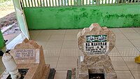 Banjar: Kuburan kulawarga Guru Haji Umar bin Nafis di Basirih Salatan, Banjarmasin, Kalimantan Salatan. Bahasa Indonesia: Makam Keluarga Kyai Haji Umar bin Nafis di Basirih Selatan, Banjarmasin, Kalimantan Selatan. English: The Graves of Umar bin Nafis'families in South Basirih, Banjarmasin, South Kalimantan.