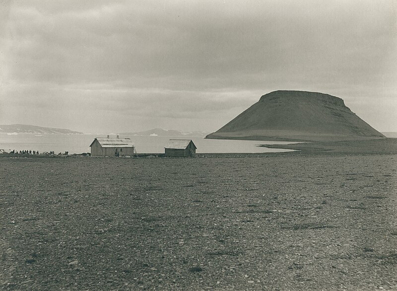 File:KRABBE(04) Greenland. The missionsquare Nordstjernen (the North Star). (10991525913).jpg