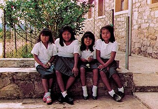 Schoolkinderen in uniform (1995)