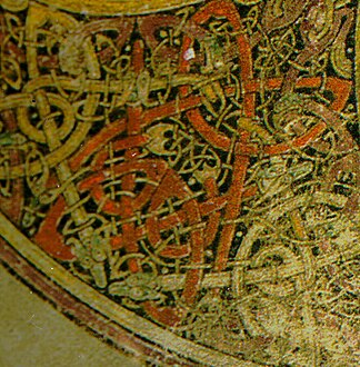 Detalle de los entrelazados y motivos zoomórficos del Khi-Rhô del libro de Kells.