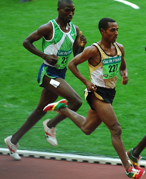 Ebuya shadowing Kenenisa Bekele on the 2006 Golden League circuit