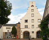 Standort des Kiepehofs hinter dem Torbogen mit den beiden Wappensteinen, rechts das Feuerwehrhaus