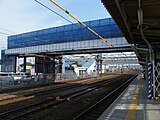 新設される空中通路（手前）と現行の跨線橋（奥）（2009年10月）