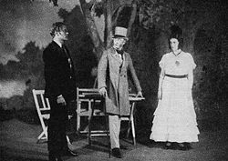 Ellen Isefiær som Svanhild, Hans Jacob Nilsen (t.v.) som Falk och Thoralf Klouman (mitten) som Guldstad i Ibsens Kjærlighedens komedie på Centralteatret 1928.