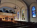 Orgelempore und Glasfenster