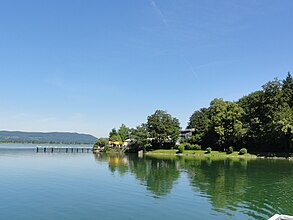 Kochel am See Ort - Trimini-Schwimmbad, Badesteg und Cafeteria mit Sonnenschutz (Gesamtansicht)
