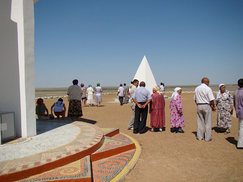 File:KorkytAta Memorial Karmakshi 03.jpg