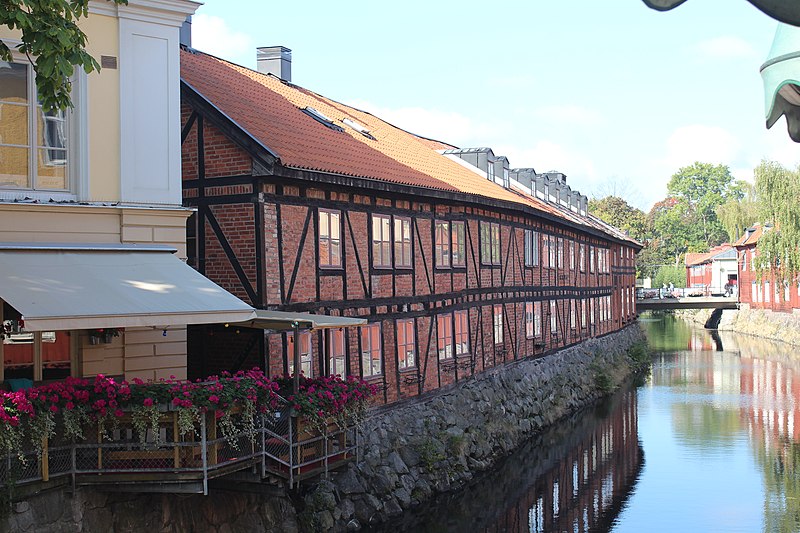 File:Korsvirkeshuset Västerås 21400000583227.JPG