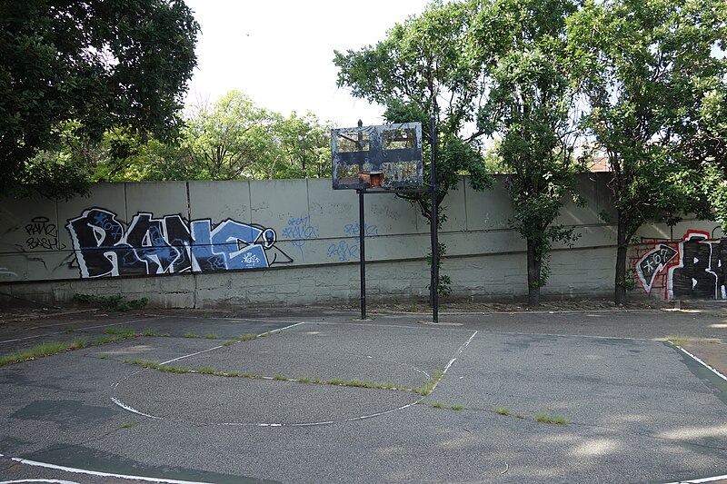 File:LaGuardia Playground td (2019-08-15) 32 - Basketball Courts.jpg