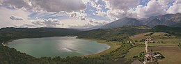 El lago de Sant'Angelo y la parte este de la Majella.jpg