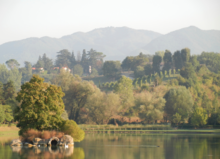 Vista sul Lago di Vicchio. In primo piano il piccolo isolotto sul lago.