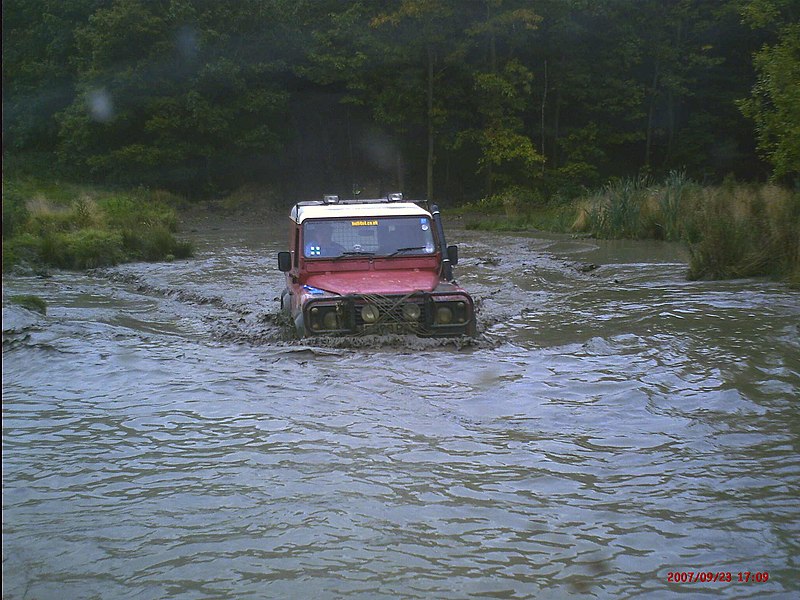 File:Land Rover 90 Wading.JPG