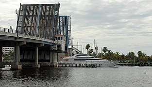 Straßenklappbrücke