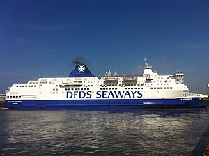 Le Calais Seaways, ex Norman Spirit, quittant le Poste 8 du Port de Calais.jpg 