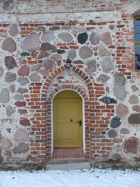 File:Letzin Kirche Südportal.JPG