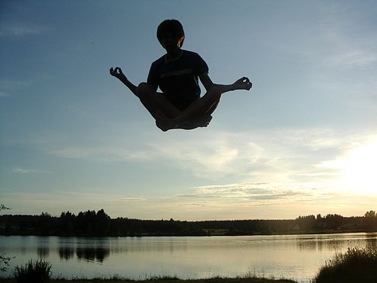 Levitatie? Foto genomen vanuit een perspectief waarin het lijkt dat de persoon zweeft.