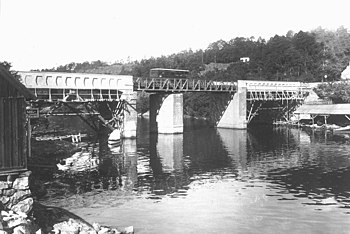 Den första bron 1931 (till vänster) och invigningen av nuvarande bro nyårsafton 1936. Rakt fram syns Föreningshuset, Lilla Essingens äldsta bevarade flerbostadshus, byggt 1910.
