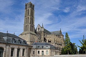 De kathedraal gezien vanuit de tuin van het bisschoppelijk paleis