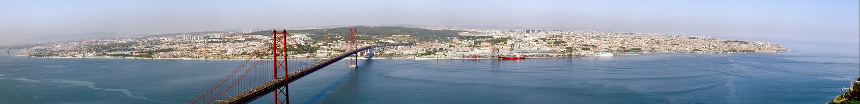 Imaxe panorámica. Estuario do río Texo, Ponte 25 de Abril, e Lisboa á dereita da imaxe.