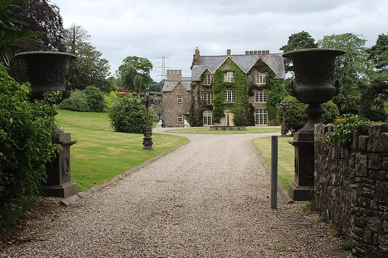 File:Llanwenarth House, near Govilon (geograph 6213743).jpg