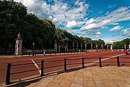London - Spur Road - Constitution Hill - Panorama view on Canada Gate 1911 by the Bromsgrove Guild (Arts & Crafts), Victoria Memorial 1911 by Sir Thomas Brock & Buckingham Palace Fence & Gate 1911 Sir Aston Webb 09.jpg