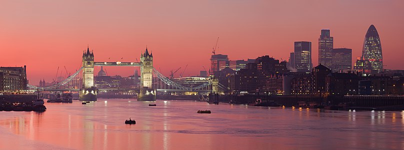 Londra'nın simgesi olan Tower Bridge, 1894 yılında Batı - Doğu yakaları arasındaki geçiş sorununu çözmek için açılmıştır. Londra Limanı'na girecek gemiler için, köprü Baskül köprü olarak inşa edilmiştir. Üstünde de yaya geçiş yolu bulunmaktadır. (Üreten:Diliff)