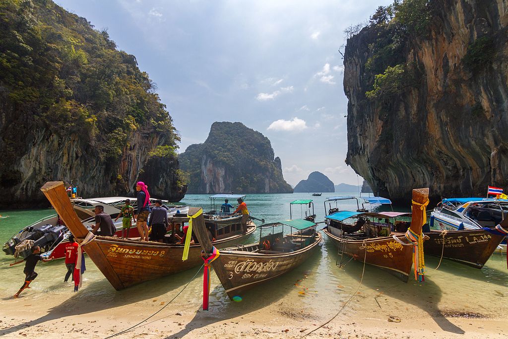 Long tail boats at Ko Lao Lading