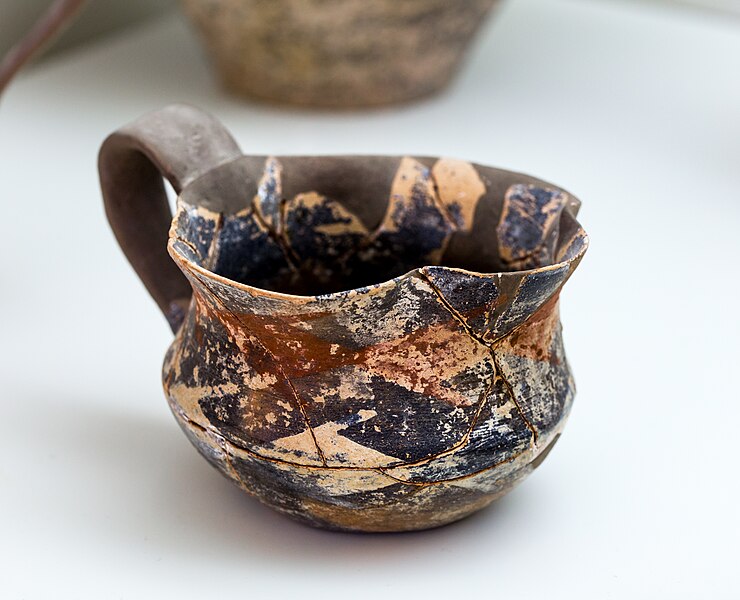 File:MM IIB Kamares style one-handled carinated cup with wavy lip from East Crete - Siteia AM - 02.jpg