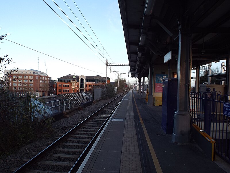 File:Maidenhead station platform 5 look east2.jpg