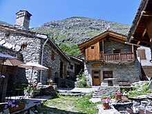 Kamenné a dřevěné domy v Bonneval-sur-Arc v Haute-Maurienne