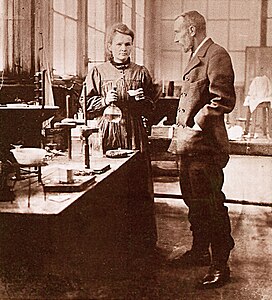 Marie Skłodowska-Curie et Pierre Curie dans leur laboratoire.