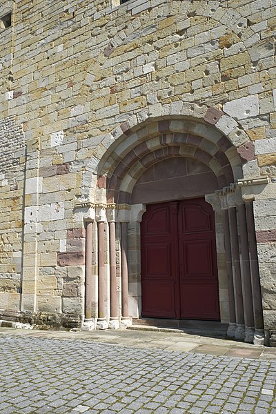 File:Marsal (Moselle) Église Saint-Léger Portail 525.jpg