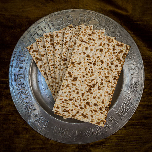 Matzah plate with an inscription of the blessing over the matzah