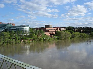 Częściowy widok na miasto z rzeki