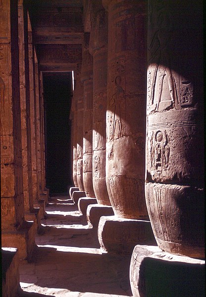 File:Medinet Habu-24-Saeulenreihe-1982-gje.jpg